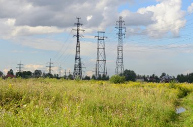 Kırsal kesimde güç hattı.