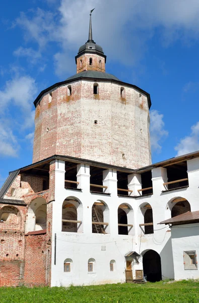 Pevnost tower Kirillo-Belozersky klášter ve dne. — Stock fotografie