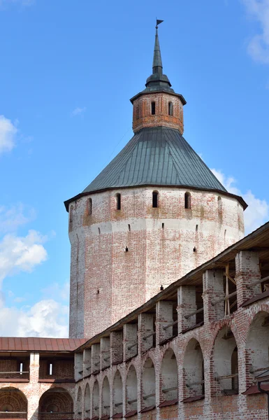 Torre de la fortaleza del monasterio Kirillo-Belozersky durante el día . — Foto de Stock