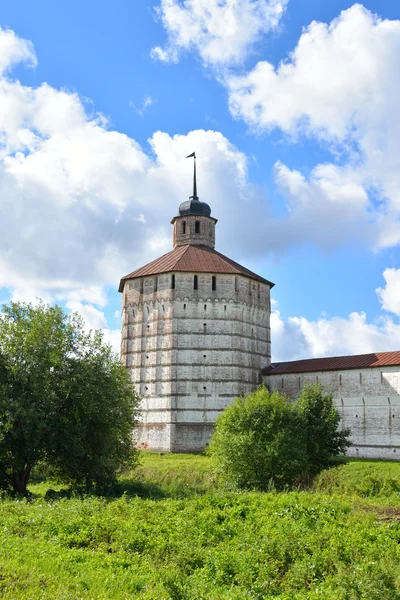 Torre de la fortaleza del monasterio Kirillo-Belozersky durante el día . — Foto de Stock