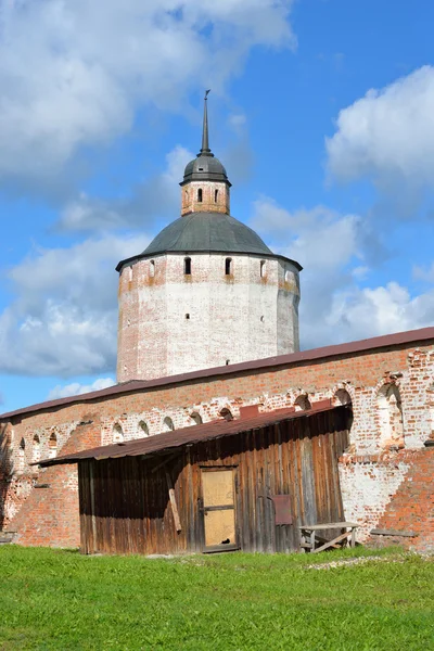 Torre de la fortaleza del monasterio Kirillo-Belozersky durante el día . — Foto de Stock