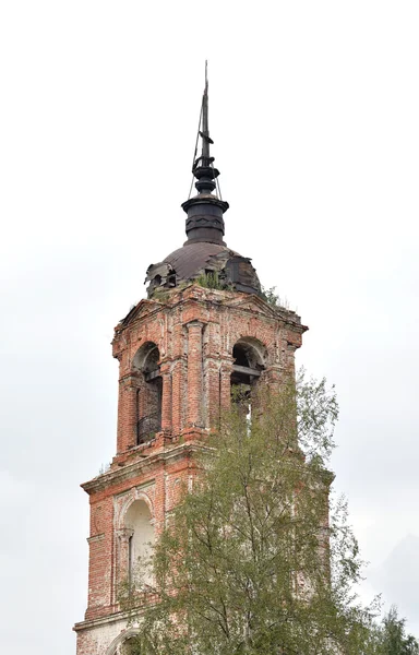 L'église détruite de Saint-Nicolas dans le village Priluki . — Photo