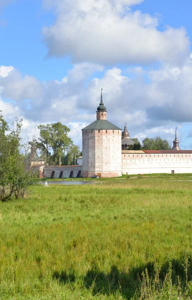 Torre de fortaleza do mosteiro de Kirillo-Belozersky durante o dia . — Fotografia de Stock