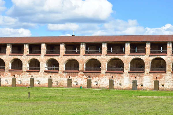 Muralla de la fortaleza del monasterio Kirillo-Belozersky de día . — Foto de Stock