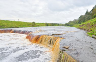 Tosna Nehri üzerinde küçük şelale.