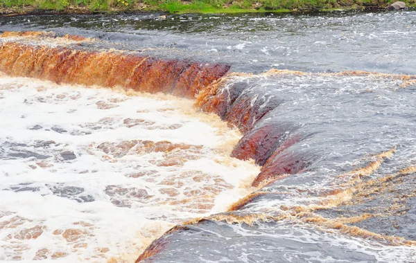 Невеликий водоспад на річці Tosna. — стокове фото