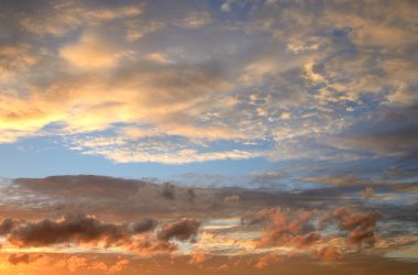 Bulut gökyüzü günbatımı.