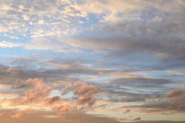 Bulut gökyüzü günbatımı.