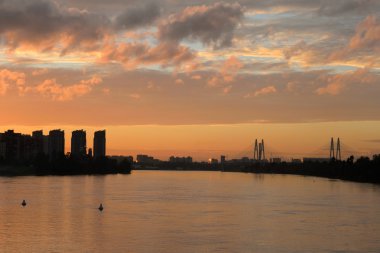 Kablo köprü ve Neva nehri kaldı..