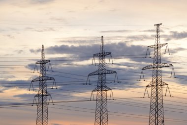 Gün batımında elektrik iletim hatları.