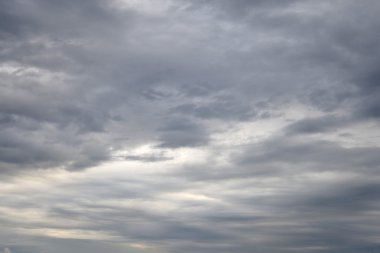 karanlık ve uğursuz yağmur bulutları.