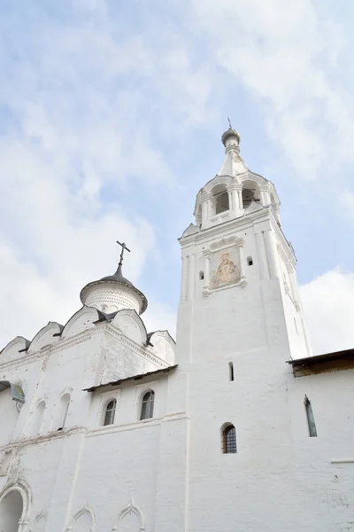 Kostel Nanebevstoupení Páně a bell Tower. — Stock fotografie