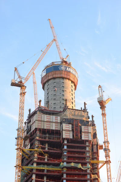 Sob arranha-céus de construção Lakhta Center . — Fotografia de Stock