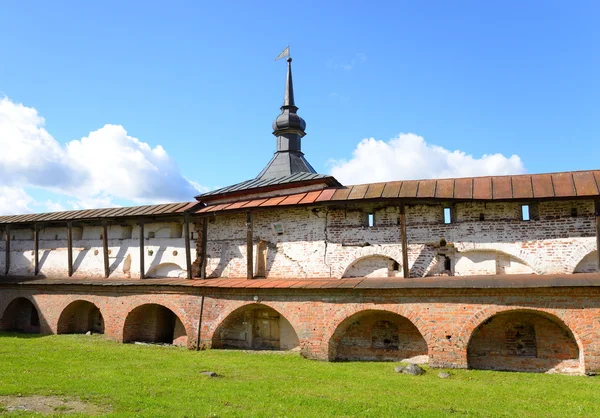 Torre de fortaleza e parede do mosteiro de Kirillo-Belozersky durante o dia . — Fotografia de Stock