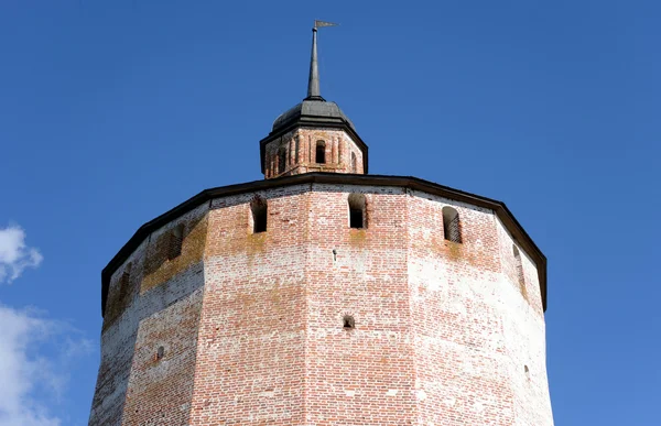 Крепостная башня Кирилло-Белозерского монастыря днем . — стоковое фото