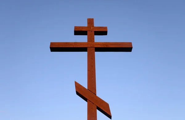 Cruz ortodoxa no céu azul . — Fotografia de Stock