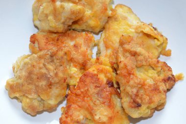 Beyaz yüzeyde hazır ekmekli tavuk filetosu..