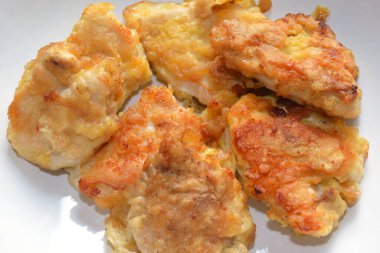 Beyaz yüzeyde hazır ekmekli tavuk filetosu..