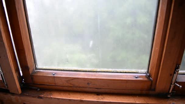 Yağmur Buzlu Dolu Sırasında Eski Ahşap Pencere — Stok video