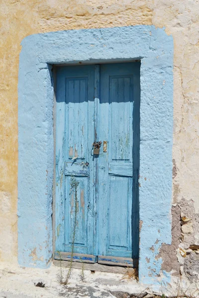 Porta velha de casa arruinada em Kefalos — Fotografia de Stock
