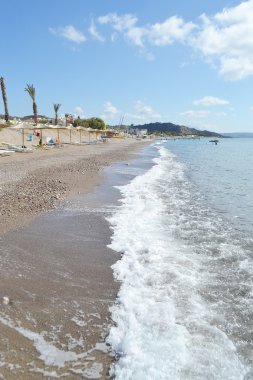 Kumsalda bir Yunan kos Adası.