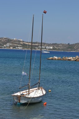 Denizde yelkenli yat