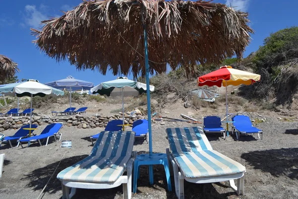 Leżaki i parasol na plaży — Zdjęcie stockowe