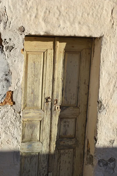 Eski kapı Kefalos yıkık ev — Stok fotoğraf