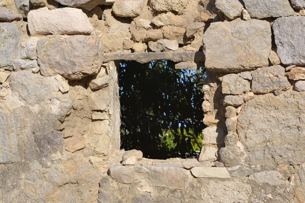 Velha janela de casa arruinada em Kefalos — Fotografia de Stock