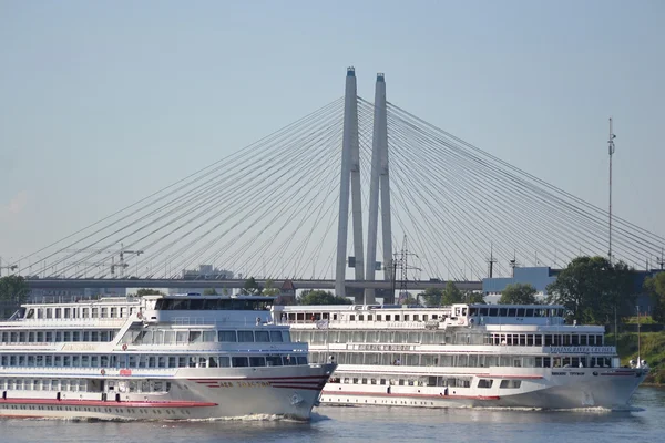 Navios de cruzeiro fluvial navegando no rio Neva — Fotografia de Stock