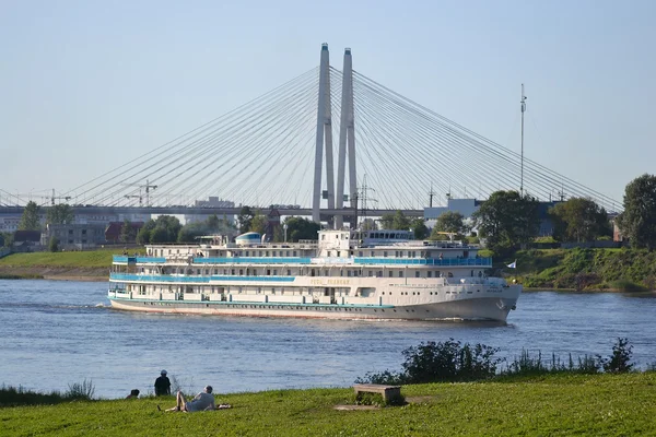 Navio de cruzeiro fluvial navegando no rio Neva — Fotografia de Stock