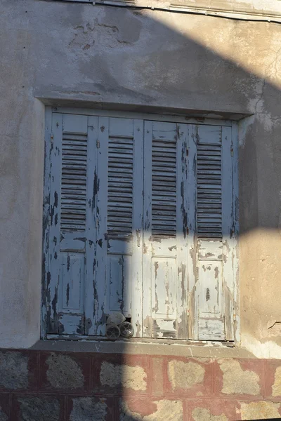 Vieille fenêtre de maison en ruine à Kefalos — Photo