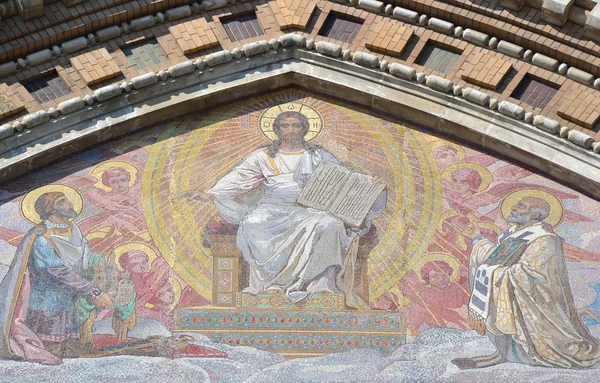 Mosaic on facade of orthodox church Spas na Krovi — Stock Photo, Image