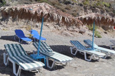 Plajda şemsiye ve şezlong