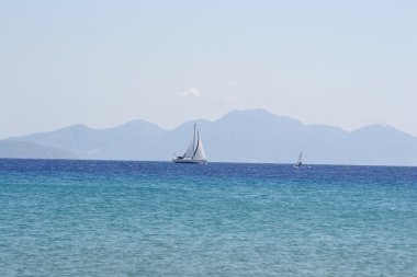 Denizde yelkenli yat