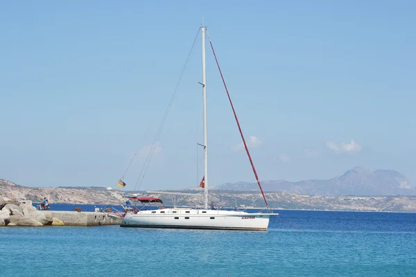 Sailing yacht at the pier — Stock Photo, Image