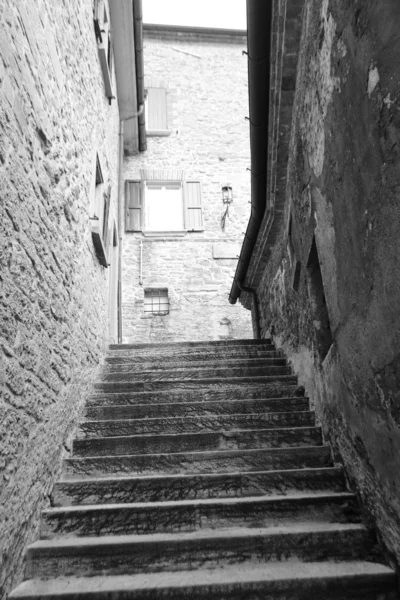 Gamla trappor på medeltida smal gata — Stockfoto