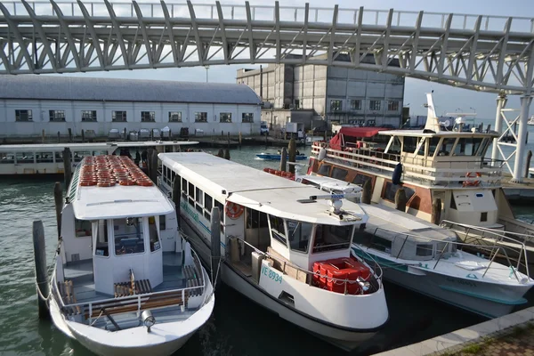 Σύγχρονα επιβατικά σκάφη αναψυχής, Βενετία. — Φωτογραφία Αρχείου