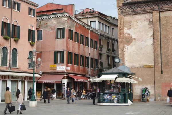 Calle peatonal en el centro de Venecia . — Foto de Stock