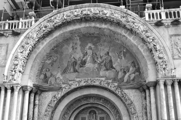 Das Fresko an der Fassade der Basilica di San Marco — Stockfoto