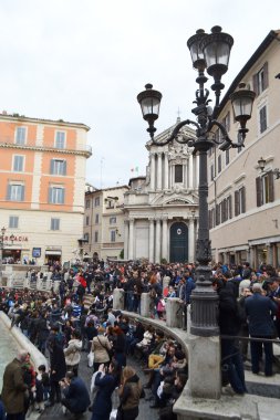 Kalabalık turist Trevi Çeşmesi arıyorsunuz
