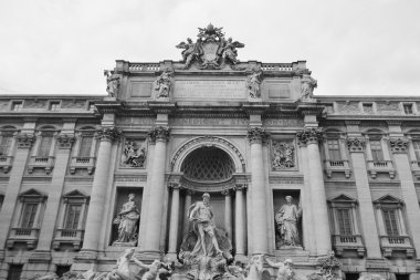 Trevi Çeşmesi (Fontana di Trevi).