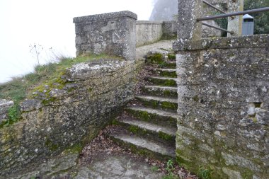 eski taş merdivenle