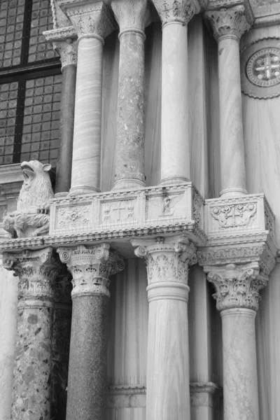 Columns of the Basilica di San Marco — Stock Photo, Image