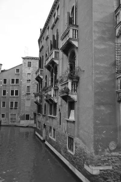 Gammal byggnad i Venedig. — Stockfoto