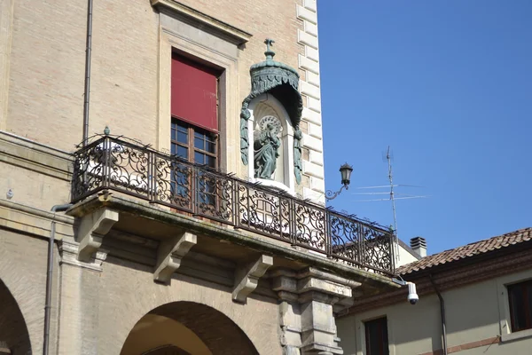 Balkon des alten mittelalterlichen Gebäudes auf der Piazza Cavour — Stockfoto