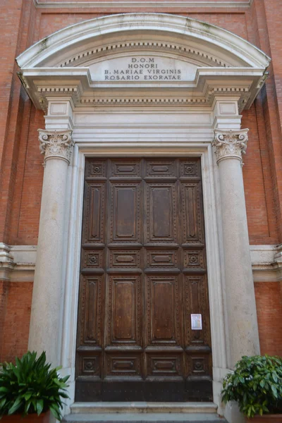 Puerta de madera en una antigua iglesia —  Fotos de Stock