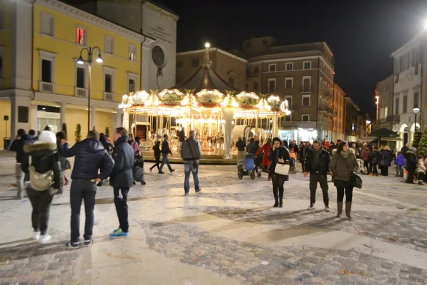 La Piazza Tre Martiri en el centro de Rimini por la noche — Foto de Stock