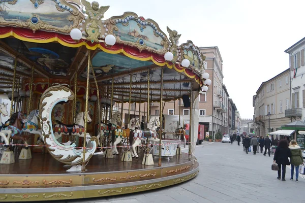 Carrusel en Piazza Tre Martiri en el centro de Rimini — Foto de Stock
