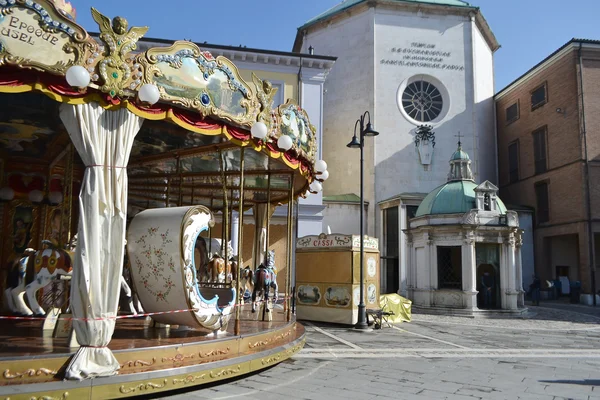 Giostra su Piazza Tre Martiri nel centro di Rimini — Foto Stock